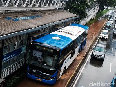 Jakarta Hujan, Jalur TransJakarta Dekat Halte Dukuh Atas Tergenang