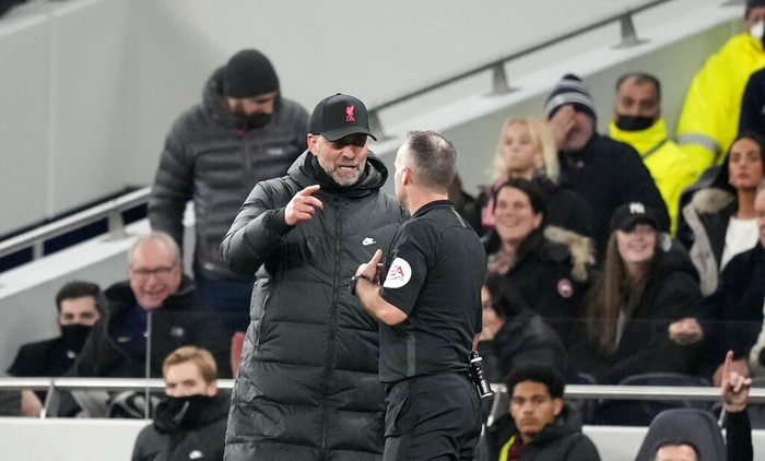 Liverpool's manager Jurgen Klopp, left, discusses with referee Paul Tierney during the English Premier League soccer match between Tottenham Hotspur and Liverpool at the Tottenham Hotspur Stadium in London, Sunday, Dec. 19, 2021. (AP Photo/Frank Augstein)