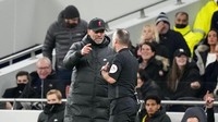 Klopp tampak berdebat dengan wasit Paul Tierney di tengah laga Tottenham vs Liverpool. (Foto: AP/Frank Augstein)