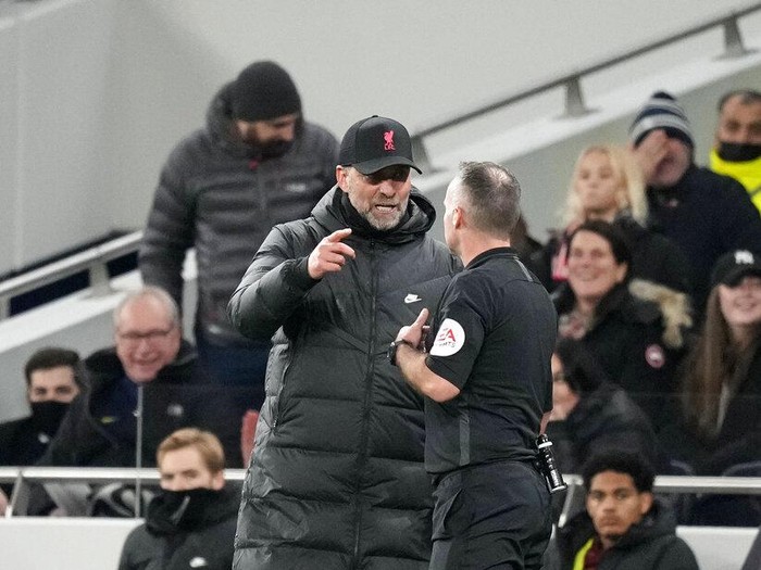 Liverpool's manager Jurgen Klopp, left, discusses with referee Paul Tierney during the English Premier League soccer match between Tottenham Hotspur and Liverpool at the Tottenham Hotspur Stadium in London, Sunday, Dec. 19, 2021. (AP Photo/Frank Augstein)