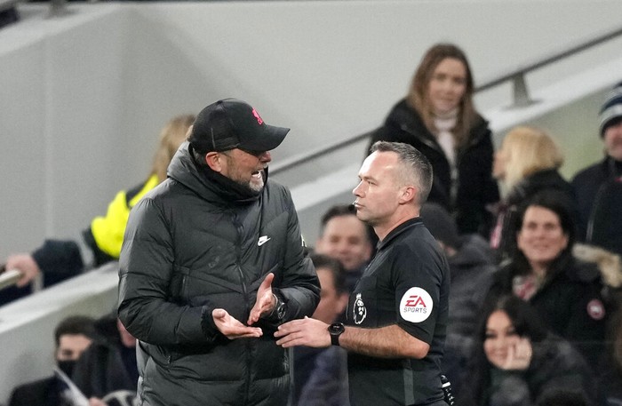 Juergen Klopp, Paul Tierney Liverpool's manager Jurgen Klopp, left, discusses with referee Paul Tierney during the English Premier League soccer match between Tottenham Hotspur and Liverpool at the Tottenham Hotspur Stadium in London, Sunday, Dec. 19, 2021. (AP Photo/Frank Augstein)