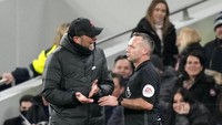 Klopp terlihat bersikeras memberikan argumentasinya. (Foto: AP/Frank Augstein)