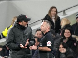 Klopp terlihat bersikeras memberikan argumentasinya. (Foto: AP/Frank Augstein)
