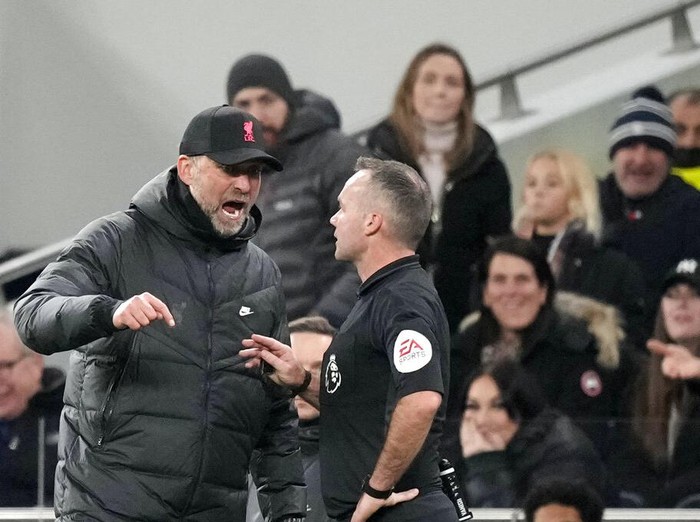 Liverpool's manager Jurgen Klopp, left, discusses with referee Paul Tierney during the English Premier League soccer match between Tottenham Hotspur and Liverpool at the Tottenham Hotspur Stadium in London, Sunday, Dec. 19, 2021. (AP Photo/Frank Augstein)