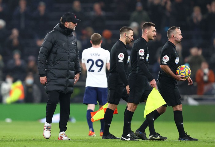 LONDON, ENGLAND - DECEMBER 19: Juergen Klopp, Manager of Liverpool speaks to Referee Paul Tierney after the full time whistle during the Premier League match between Tottenham Hotspur and Liverpool at Tottenham Hotspur Stadium on December 19, 2021 in London, England. (Photo by Julian Finney/Getty Images)