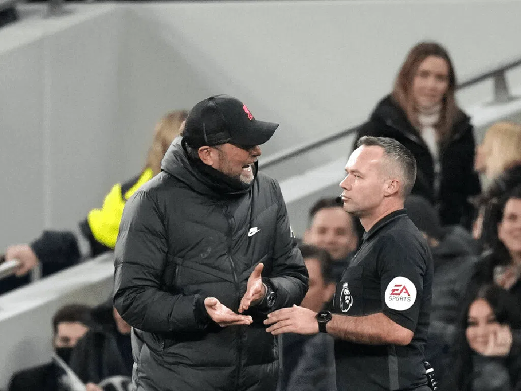 Foto: Momen Klopp Ngomel ke Wasit Tierney Foto: Momen Klopp Ngomel ke Wasit Tierney