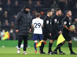 Klopp masih mengomel dan terang-terangan menuding keputusan wasit Tierney selalu merugikan dirinya. (Foto: Getty Images/Julian Finney)