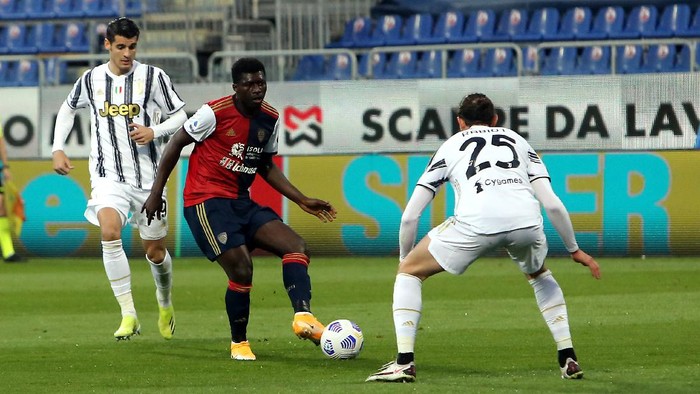 CAGLIARI, ITALY - MARCH 14:  Alfred Duncan of Cagliari in action during the Serie A match between Cagliari Calcio  and Juventus at Sardegna Arena on March 14, 2021 in Cagliari, Italy. (Photo by Enrico Locci/Getty Images)
