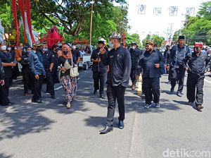 Puluhan Kades di Banyuwangi Turun Jalan Tolak Perpres 104/2021 Soal Dana Desa Puluhan Kades di Banyuwangi Turun Jalan Tolak Perpres 104/2021 Soal Dana Desa