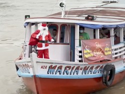 Kala Santa Claus Blusukan ke Sungai Amazon, Bagi Hadiah Buat Anak-anak