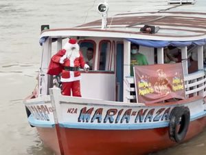 Kala Santa Claus Blusukan ke Sungai Amazon, Bagi Hadiah Buat Anak-anak Kala Santa Claus Blusukan ke Sungai Amazon, Bagi Hadiah Buat Anak-anak