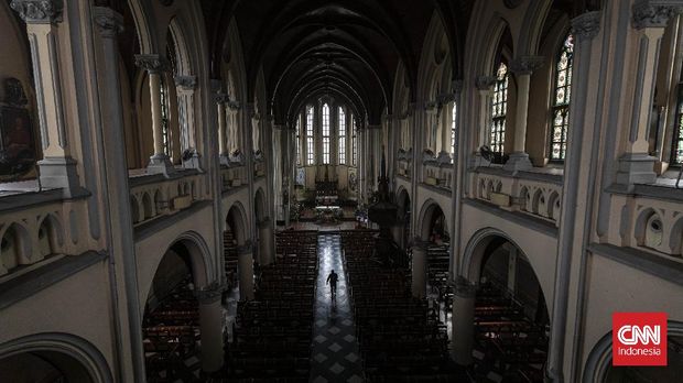 Pekerja melakukan persiapan jelang ibadah Natal, di Gereja Katedral, Jakarta, Senin, 20 Desember 2021. Sejumlah persiapan dan pemasangan dekorasi mulai dilakukan pihak Gereja Katedral untuk menyambut misa dan perayaan Natal. CNN Indonesia/Adhi Wicaksono