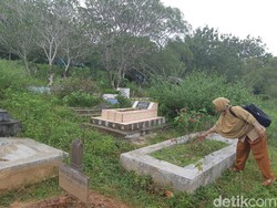 Pahatan Nama Teman di Nisan Eks Tapol di Pulau Buru