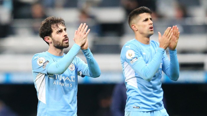 NEWCASTLE UPON TYNE, ENGLAND - DECEMBER 19: Bernardo Silva of Manchester City applauds fans following  the Premier League match between Newcastle United and Manchester City at St. James Park on December 19, 2021 in Newcastle upon Tyne, England. (Photo by Alex Livesey/Getty Images)