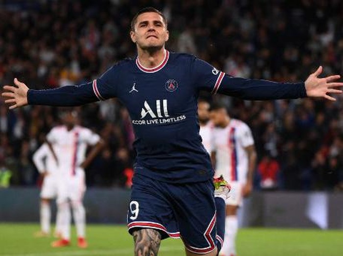 Paris Saint-Germain's Argentinian forward Mauro Icardi celebrates scoring his team's second goal during the French L1 football match between Paris-Saint Germain (PSG) and Olympique Lyonnais at The Parc des Princes Stadium in Paris on September 19, 2021. (Photo by FRANCK FIFE / AFP)