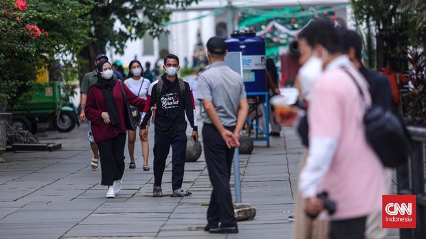 Petugas Pamong Praja merazia warga yang tidak menggunakan masker di Jalan Kali Besar, Kota Tua, Jakarta Barat, Senin (20/12/2021). CNN Indonesia/Adi Maulana Ibrahim