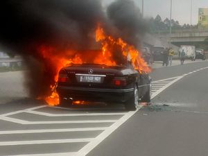 Mobil Mercy Terbakar di Km 38,1 Tol Sedyatmo Arah Bandara Soetta Mobil Mercy Terbakar di Km 38,1 Tol Sedyatmo Arah Bandara Soetta