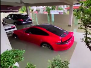 Malaysia Dilanda Banjir, Mobil Mewah Terendam Malaysia Dilanda Banjir, Mobil Mewah Terendam