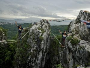 Pacu Adrenalin di Ketinggian Tebing Hawu Bandung Pacu Adrenalin di Ketinggian Tebing Hawu Bandung
