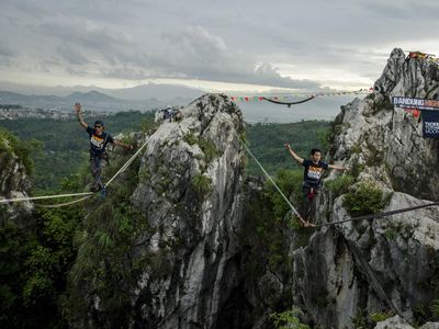 Pacu Adrenalin di Ketinggian Tebing Hawu Bandung