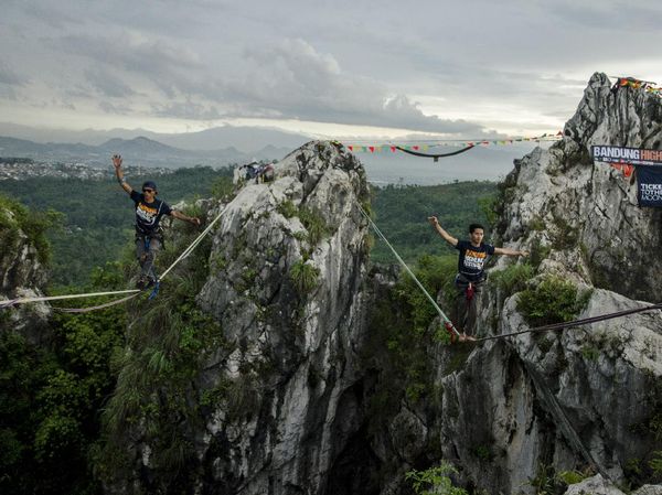 Pacu Adrenalin di Ketinggian Tebing Hawu Bandung
