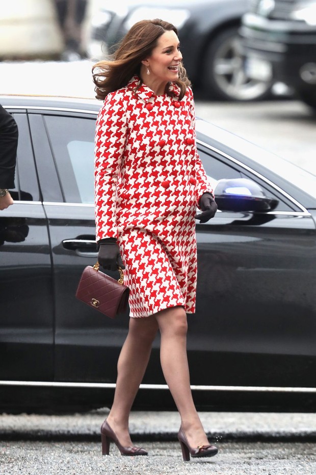Penampilan Kate Middleton dengan Busana Motif Houndstooth