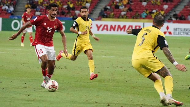 Pesepak bola Timnas Indonesia Ricky Kambuaya (kiri) berusaha melewati pesepak bola Timnas Malaysia Putera Nadher (kanan) dalam pertandingan grup B Piala AFF 2020 di National Stadium, Singapura, Minggu (19/12/2021). Indonesia menang dengan skor 4-1 dan lolos ke babak semi final Piala AFF. ANTARA FOTO/Humas PSSI/app/aww.