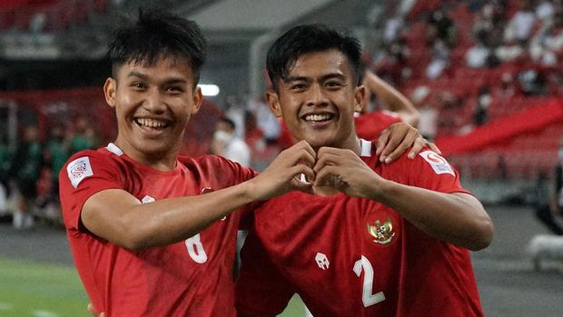 Pesepak bola Timnas Indonesia Pratama Arhan (kanan) melakukan selebrasi dengan rekannya Witan Sulaeman usai menjebol gawang Timnas Malaysia dalam pertandingan grup B Piala AFF 2020 di National Stadium, Singapura, Minggu (19/12/2021). Indonesia menang dengan skor 4-1 dan lolos ke babak semi final Piala AFF. ANTARA FOTO/Humas PSSI/app/aww.