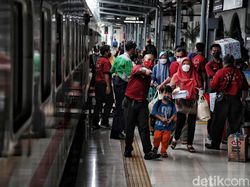 H-1 Natal, 14.400 Penumpang Berangkat dari Stasiun Pasar Senen dan Gambir