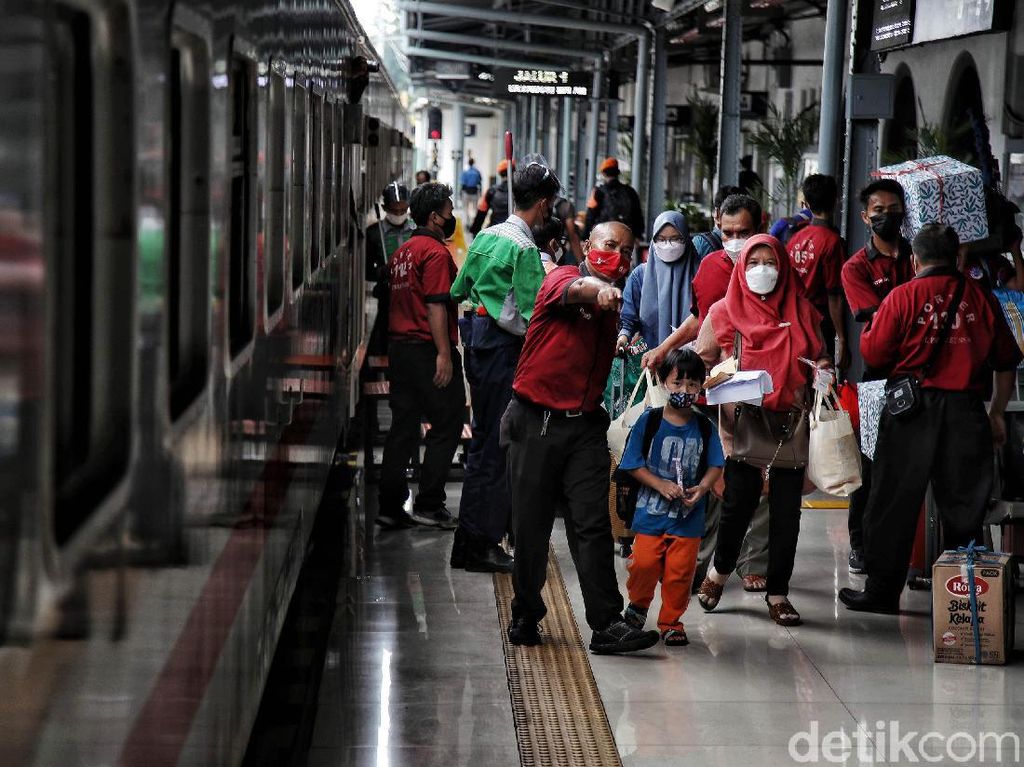 Penumpang Kereta Api di Stasiun Yogyakarta Melonjak