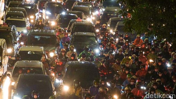 Sabar Gaes, Jalan Tendean Macet Banget!