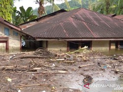 Banjir di Tapsel 3 Hari Belum Surut, Tinggi Air Seatap Rumah Warga