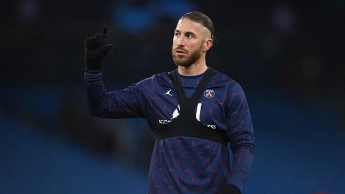 Paris Saint-Germains Spanish defender Sergio Ramos gestures to fans after the UEFA Champions League Group A football match between Manchester City and Paris Saint-Germain at the Etihad Stadium in Manchester, north west England, on November 24, 2021. - Manchester City won the game 2-1. (Photo by Oli SCARFF / AFP)