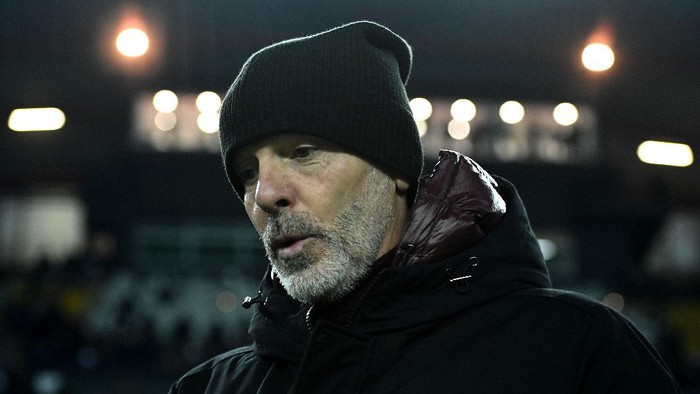 UDINE, ITALY - DECEMBER 11:  Stefano Pioli head coach of AC Milan  looks on during the Serie A match between Udinese Calcio and AC Milan at Dacia Arena on December 11, 2021 in Udine, Italy. (Photo by Alessandro Sabattini/Getty Images)