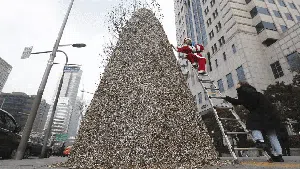 Tak Biasa! Deretan Pohon Natal ini dari Daun Jati hingga Puntung Rokok