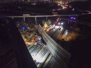 Tol Layang di China Ambruk, 4 Orang Tewas Tol Layang di China Ambruk, 4 Orang Tewas