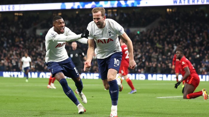 LONDON, ENGLAND - DECEMBER 19: Harry Kane of Tottenham celebrates after scoring his sides first goal with team mate Emerson Royal during the Premier League match between Tottenham Hotspur  and  Liverpool at Tottenham Hotspur Stadium on December 19, 2021 in London, England. (Photo by Alex Pantling/Getty Images )