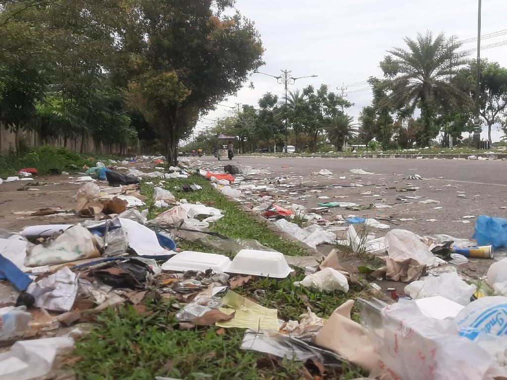 Jorok! Tumpukan Sampah Berserakan di Jalanan Pekanbaru Usai Drag Race
