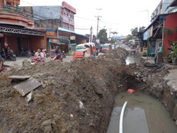 Bobby Perintahkan Anak Buah Angkut Tumpukan Tanah Bikin Macet di Simalingkar