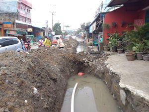 Warga Simalingkar Medan Ngeluh Tanah Galian Numpuk di Jalan Bikin Macet