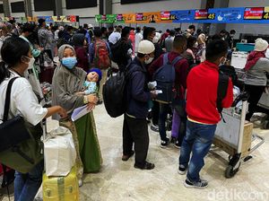 Jelang Nataru Bandara Soetta Dipadati Penumpang
