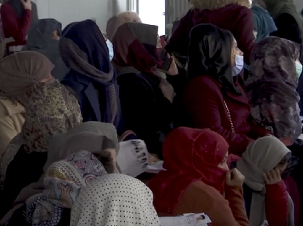 Suasana Kantor Departemen Paspor Afghanistan Diserbu Ratusan Warga