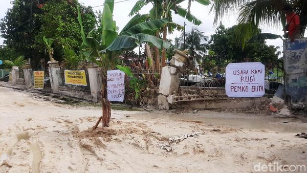 Tanam Pisang Warga Protes Jalan Rusak di Pekanbaru