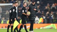 Usai laga, yang berakhir 2-2, Klopp juga menghampiri Paul Tierney. (Foto: Julian Finney/Getty Images)