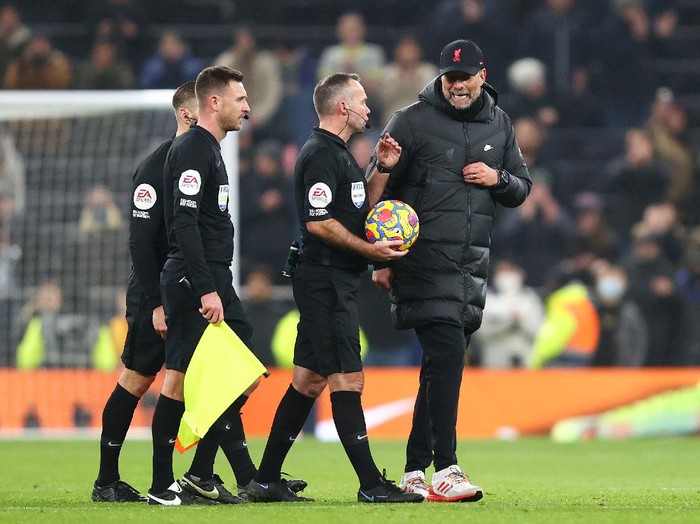 LONDON, ENGLAND - DECEMBER 19: Juergen Klopp, Manager of Liverpool speaks to Referee Paul Tierney after the full time whistle during the Premier League match between Tottenham Hotspur and Liverpool at Tottenham Hotspur Stadium on December 19, 2021 in London, England. (Photo by Julian Finney/Getty Images)