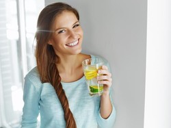 Tips Diet Gracia Indri Turun BB 11 Kg hingga Fakta Infused Water