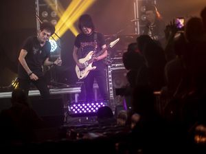 Terpukau Aksi Panggung Band Legendaris God Bless