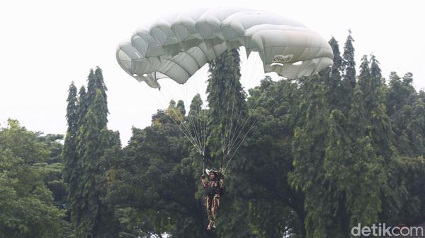 Aksi Memukau Penerjun Payung Wanita Koppasus