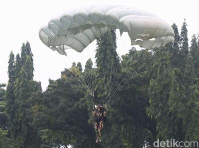 Aksi Memukau Penerjun Payung Wanita Koppasus