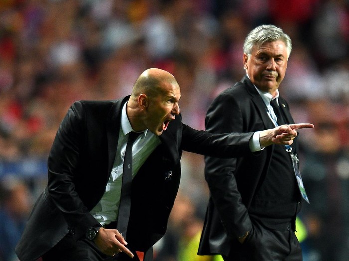 LISBON, PORTUGAL - MAY 24:  Head Coach, Carlo Ancelotti of Real Madrid looks to Assistant coach Zinedine Zidane of Real Madrid as he shouts instructions during the UEFA Champions League Final between Real Madrid and Atletico de Madrid at Estadio da Luz on May 24, 2014 in Lisbon, Portugal.  (Photo by Shaun Botterill/Getty Images)